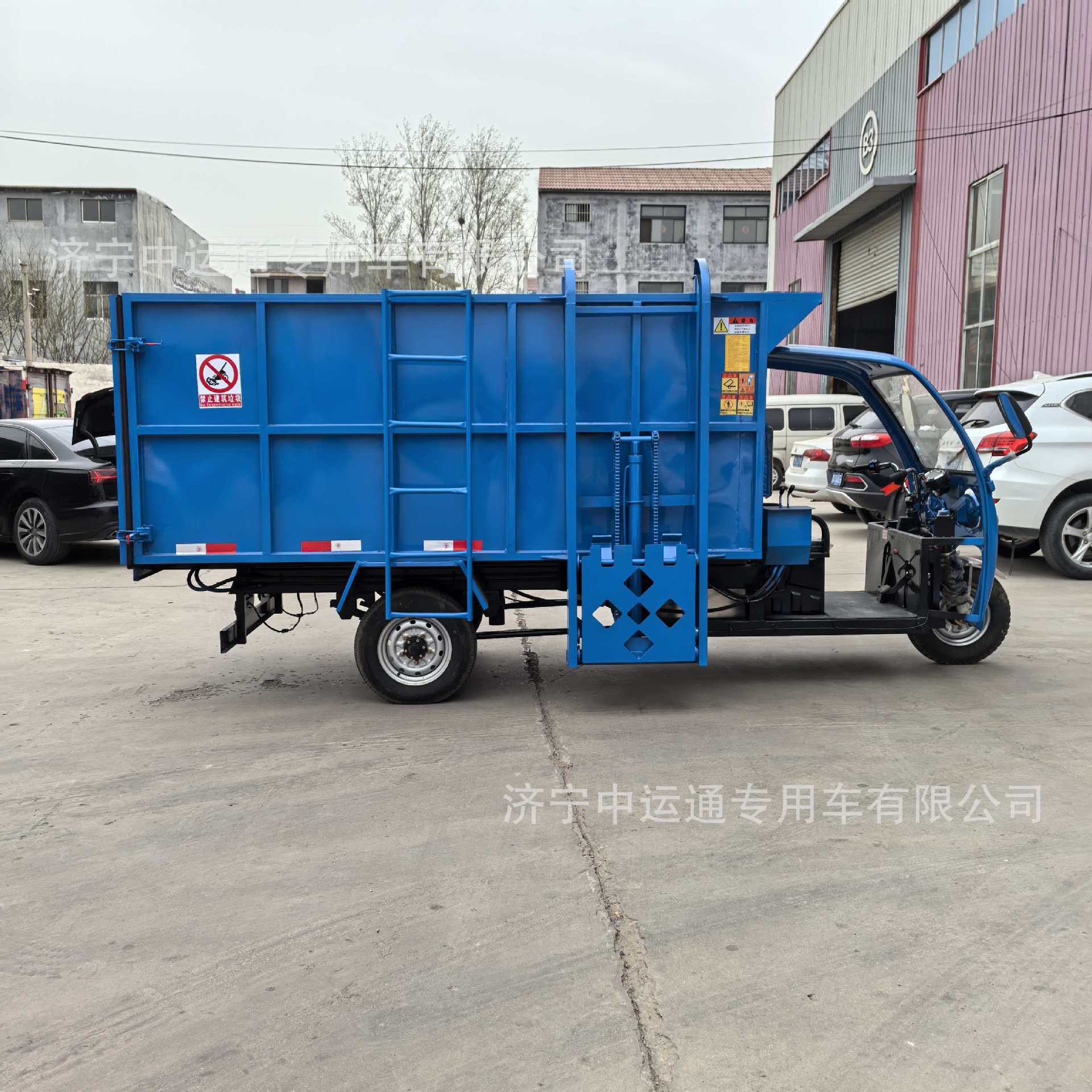 Electric garbage collection vehicle, three-wheeled, with mounted bins, self-loading and unloading, for residential property, small-sized compact garbage collection vehicle