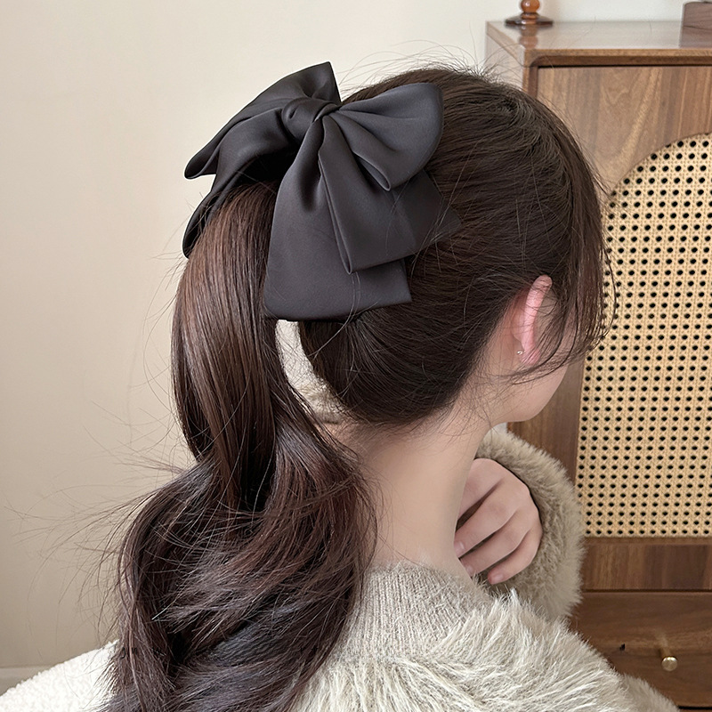 Fermaglio a banana con fiocco in raso elegante accessorio_voghion.com