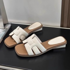 女性用フラットスリッパ夏2025アウターファッショナブルなビーチサンダル多用途人気ネットセレブ気質スリッパ
