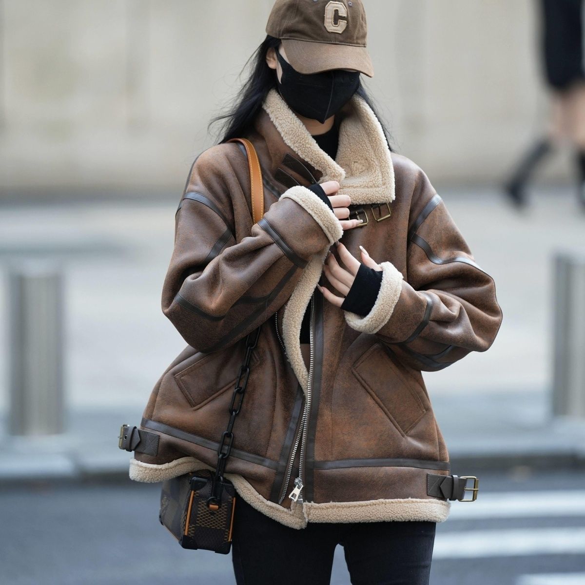 Versatile Thickened Warm Retro Lamb Wool Suede 2025 New Fur Integrated Short Jacket Motorcycle Jacket for Women Winter