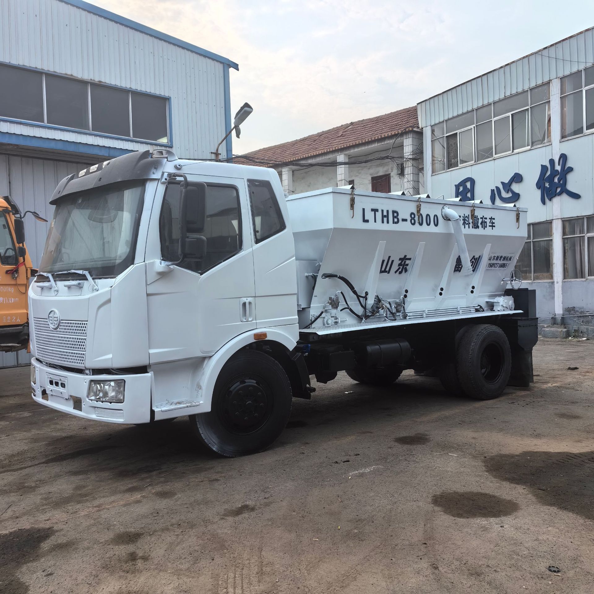 8方车载式灰料撒布车 消解撒布机 一机多用 铺洒均匀 不扬尘