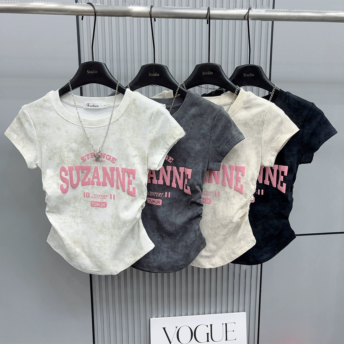 Футболка с короткими рукавами розового цвета с галстуком и тонкими складками летом 2025 года