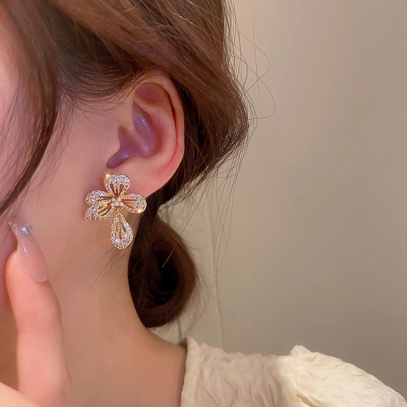 日本と韓国の甘い軽い高級フルダイヤモンドフラワーイヤリング多用途ハイエンドスーパーフェアリー絶妙な中空クローバーイヤリング卸売|undefined