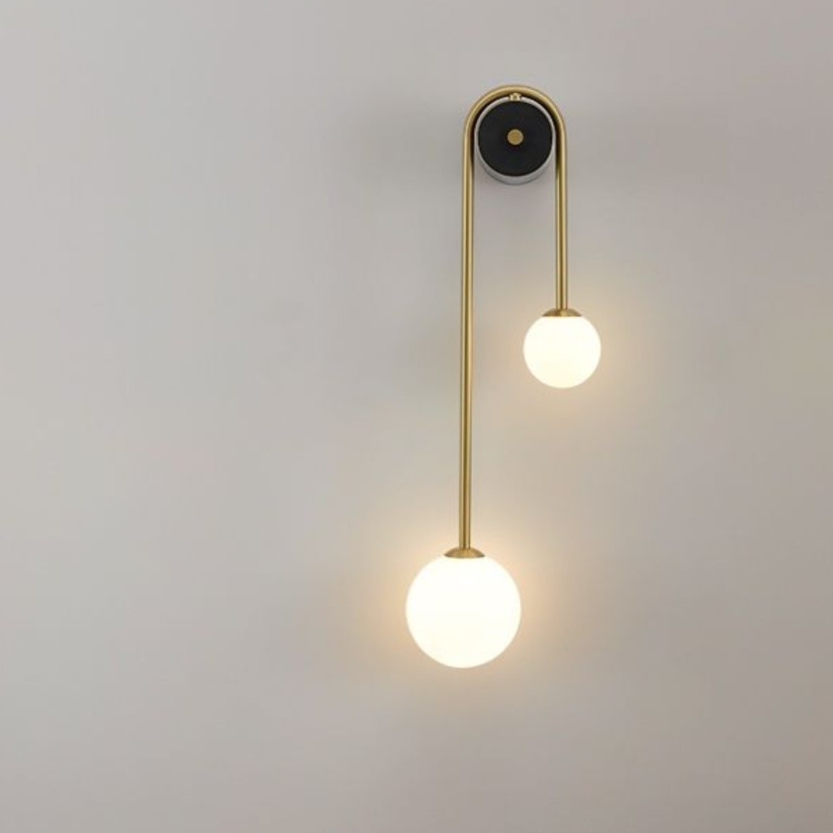 新款高端铁艺卧室床头灯轻奢创意极简壁灯客厅背景墙网红长款壁灯