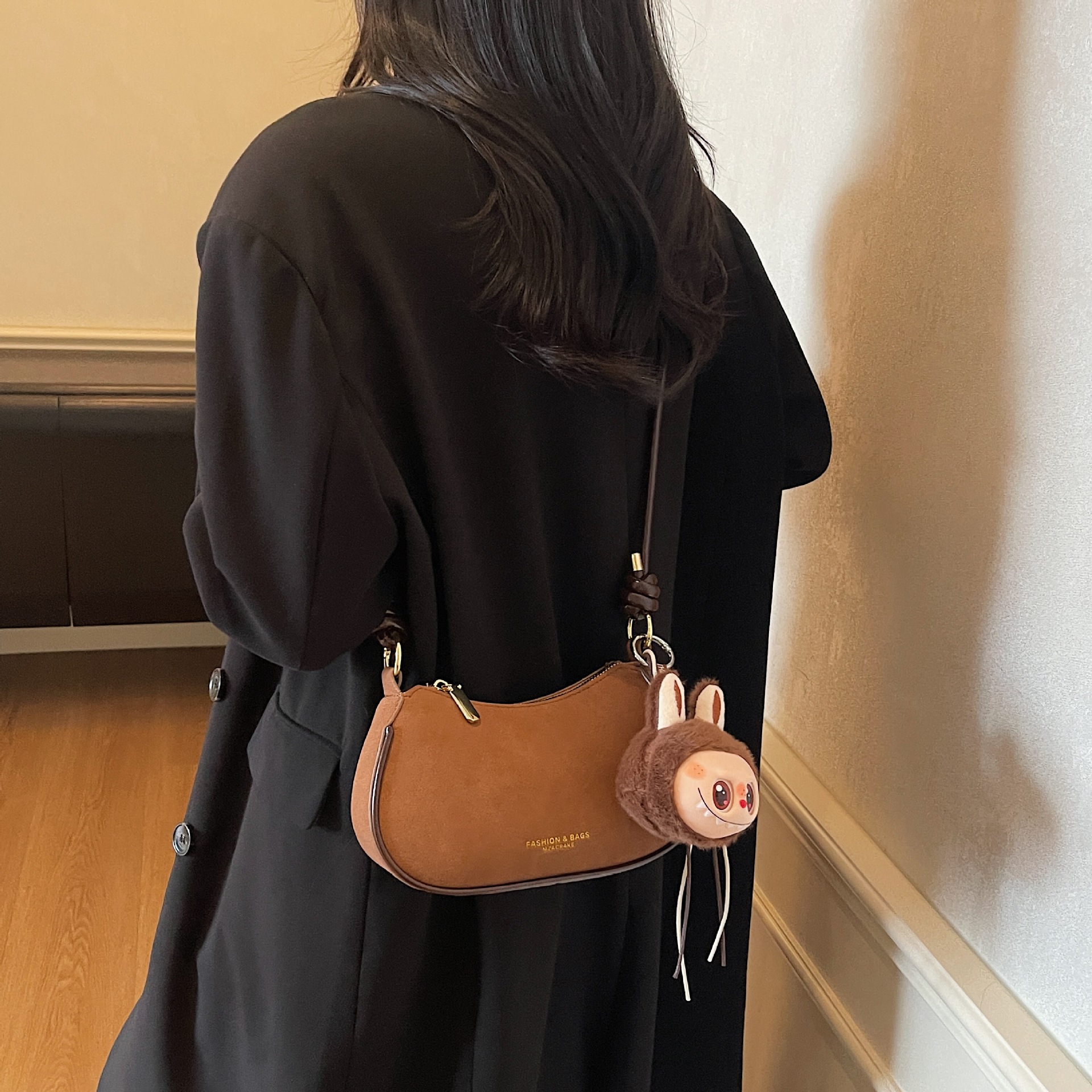 Bolsa de cuero de seda retro, bolsa de media luna, mujer 2025, nuevo estilo de lujo ligero de alto nivel, bolsa de cuero de hombro inclinada.