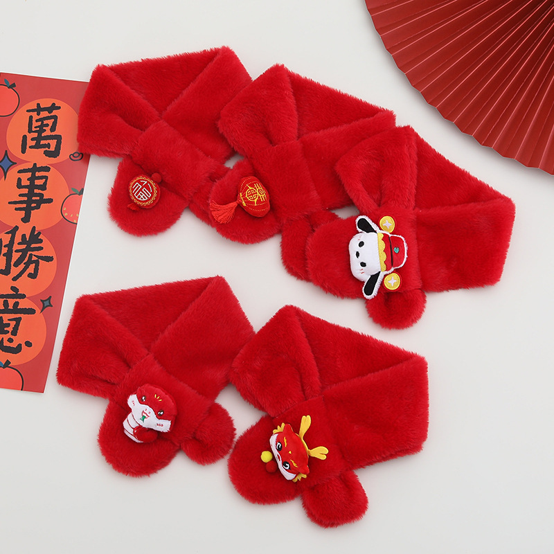 新年の子供のマフラーの中国の赤い大紅はウサギの毛をまねます。|undefined