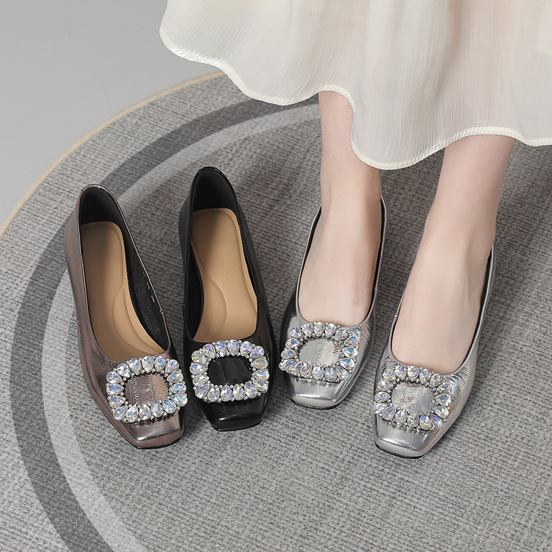 2024 년 여름과 가을 새로운 정품 가죽 슬립 온 패션 싱글 레이어 신발 얕은 프랑스 소프트 하단 사계절 버클 플랫 여성 신발