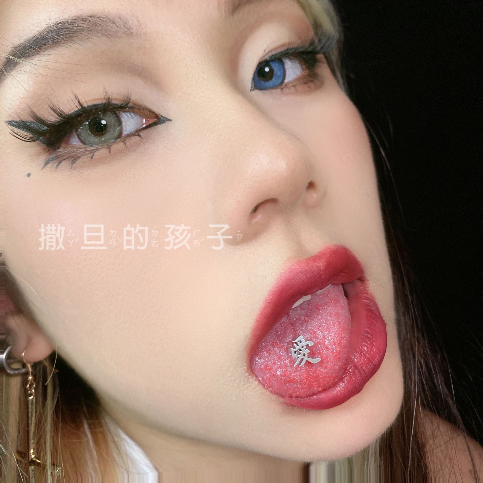 Silver pointed spike labret stud material detail