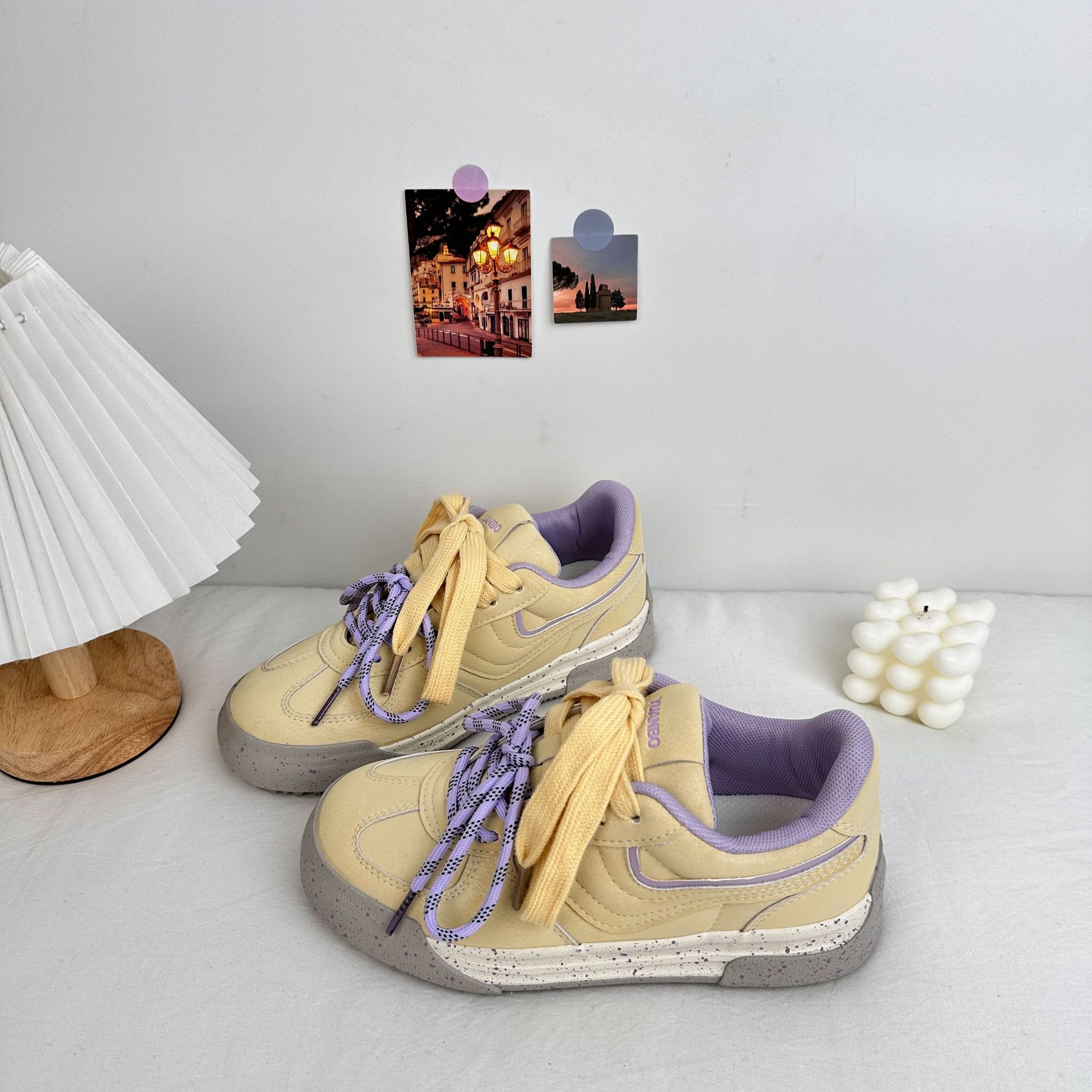 Yuanbo 2025 primavera nuevas zapatillas de deporte para estudiantes de suela gruesa deportes y ocio versión coreana de todo fósforo zapatos blancos zapatos de lona cabello femenino