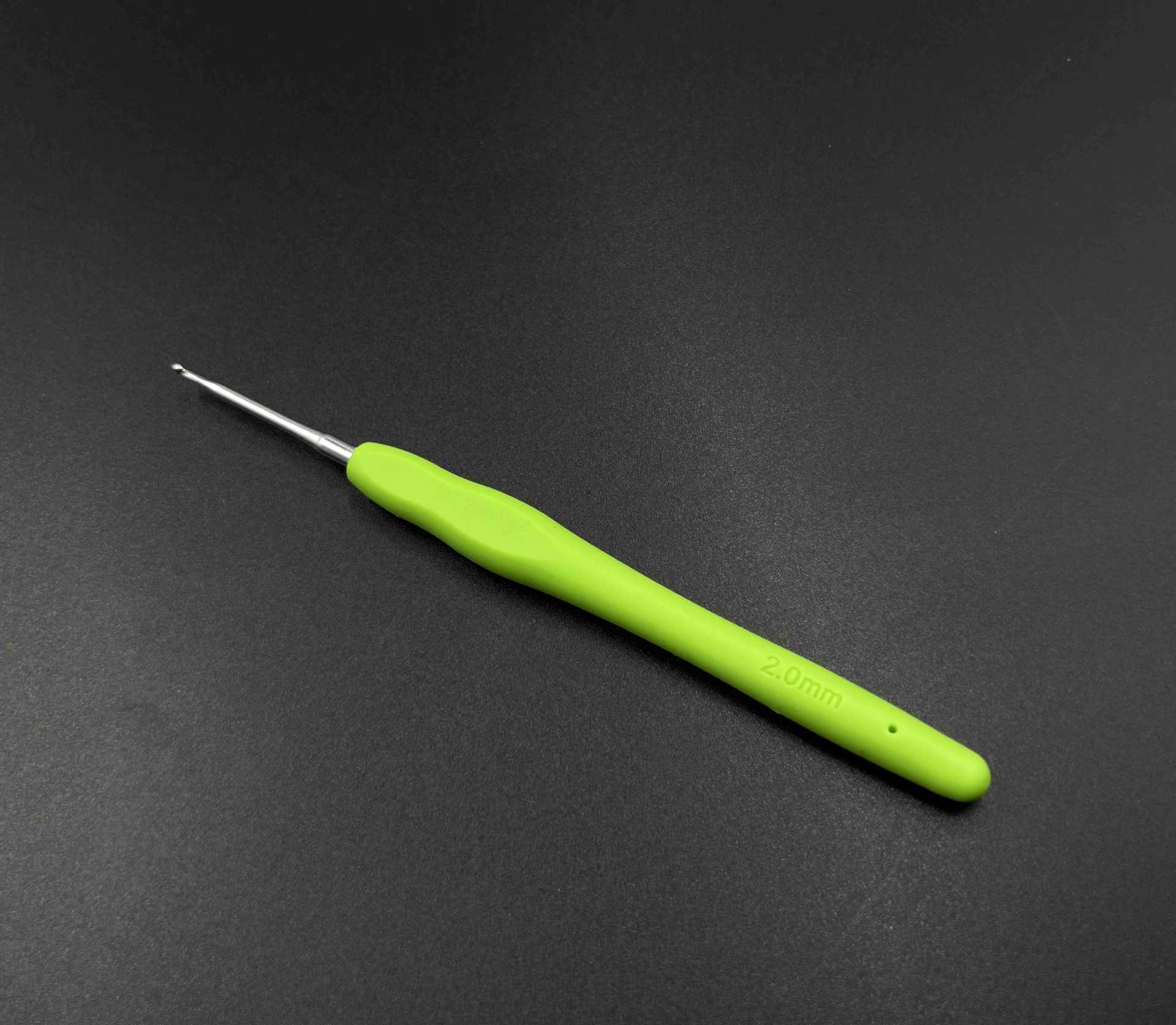 Venta caliente transfronteriza, ganchillo de mango suave de color, herramienta tejida a mano, ganchillo de aluminio de mango suave, fabricante de agujas de lana de silicona de alta calidad