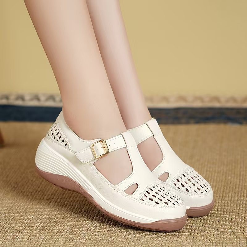 Sandalias de cuero suave de moda hueco 2026 zapatos blancos primavera y verano versátiles nuevos zapatos de agujero ligero con suela gruesa