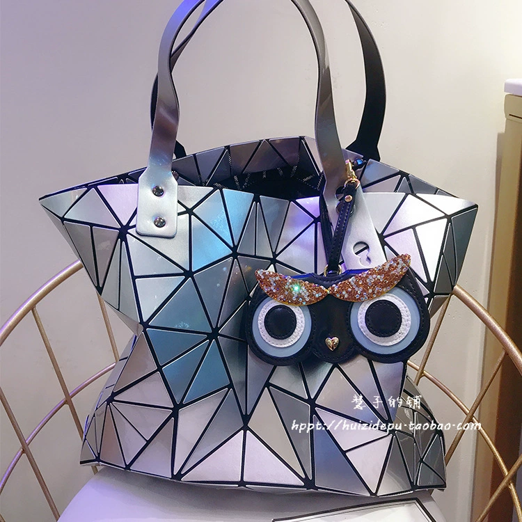 Cute brand glasses, handheld fashionable sunglasses solar-powered, protective case for men and women, bag decoration