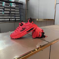 2025夏の新型の復刻の厚い底の軽いネットのスポーツはファッションのレジャーの男性の靴を合わせます。