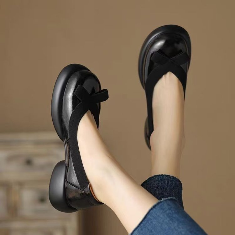 Modas redondas con suela gruesa, zapatos de mujer Marizhen, otoño 2025, nuevos zapatos de mediana edad de un solo pie, zapatos de cuero pequeños.