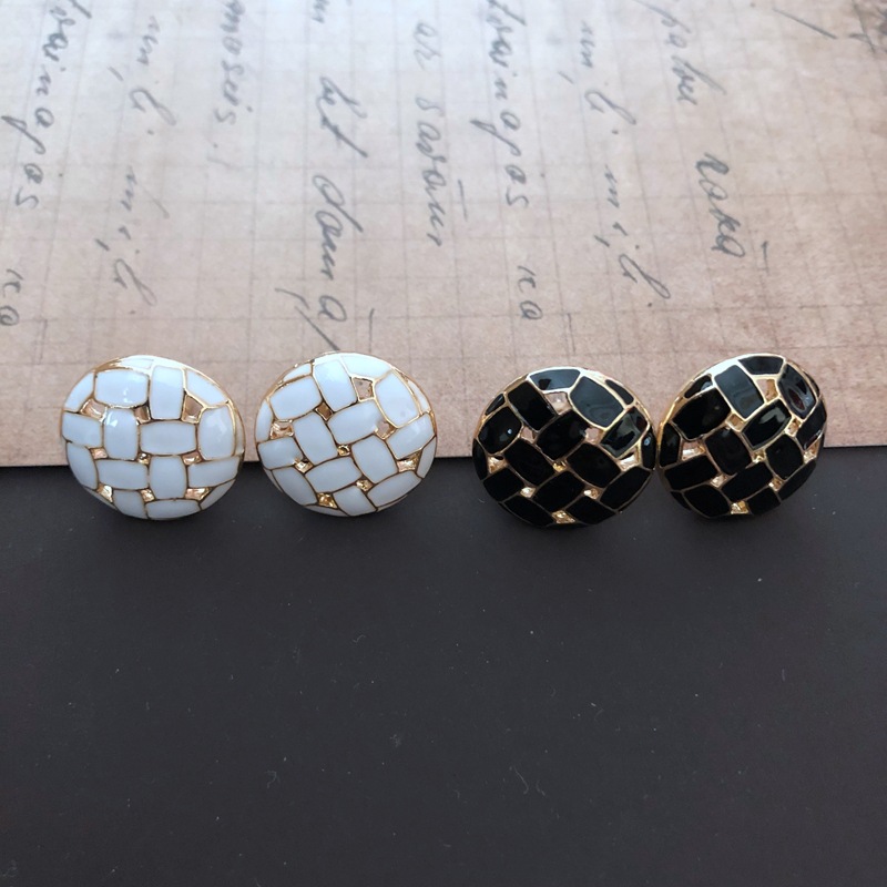 Black And White Woven Round Small Earrings display picture 1