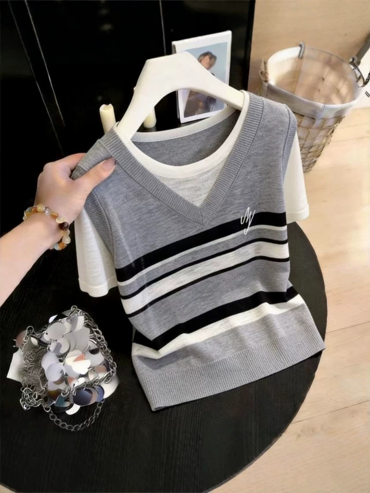 Áo thun nữ cổ tròn phối hai lớp sọc kẻ tay ngắn chất liệu cotton mát — màu xám