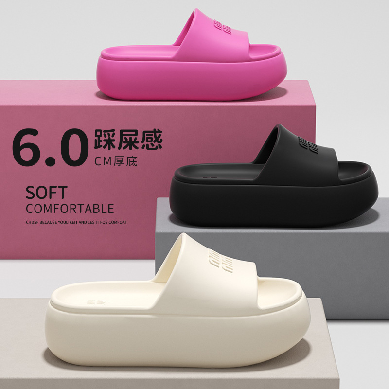 Zapatillas de fondo grueso para damas verano nuevo interior antideslizante sensación de pisar mierda puede usar pareja sandalias mujeres