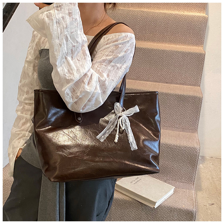The 2025 summer new stylish and simple tote bag is a casual and trendy large-capacity tote bag with a niche design for women undefined