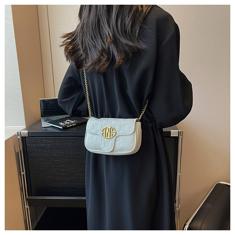 Torba na rame s lancem za žene s reljefnom teksturom moderna_voghion.com