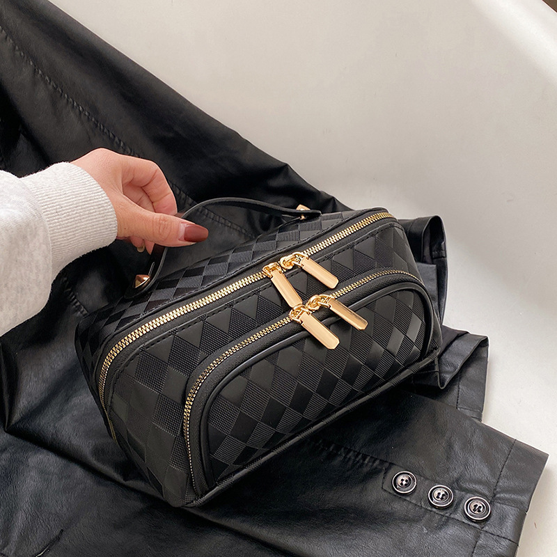 Nuevos bolsos de maquillaje transfronterizos pu-rango de nicho de moda de gran capacidad para mujeres bolsas de almacenamiento portátiles de viajes en línea bolsa de lavado roja