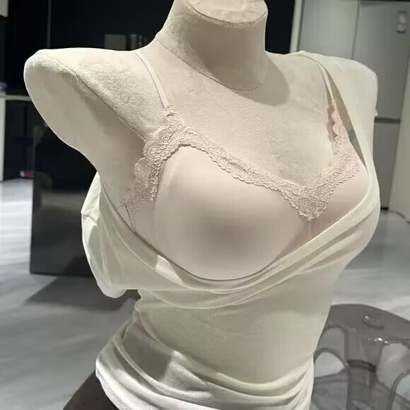 U家平はレースの下着の女性の胸のために集まって垂れ下がることを防止します。|undefined