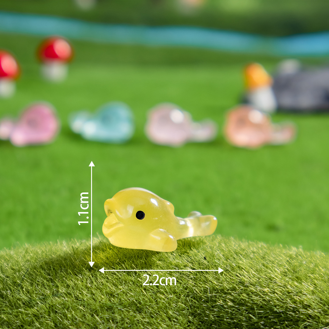 어둠 속에서 빛나는 작은 동물 고래 믹스