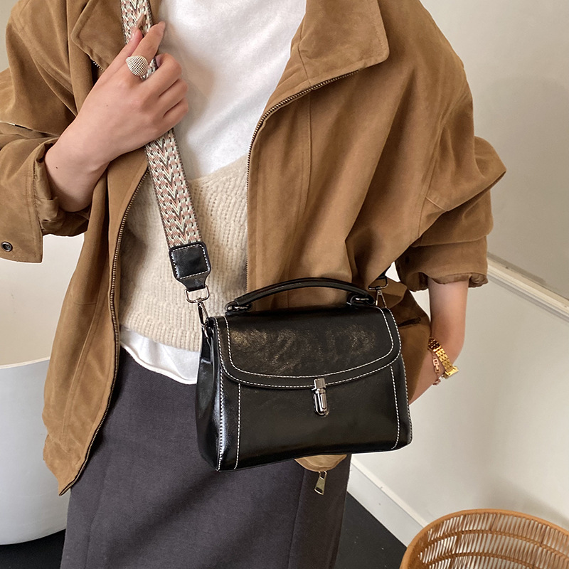 Bagos populares de alta sensación para mujeres 2025, nuevo otoño y invierno retro de banda ancha, bolsos de mano casuales, bolsos de mano.