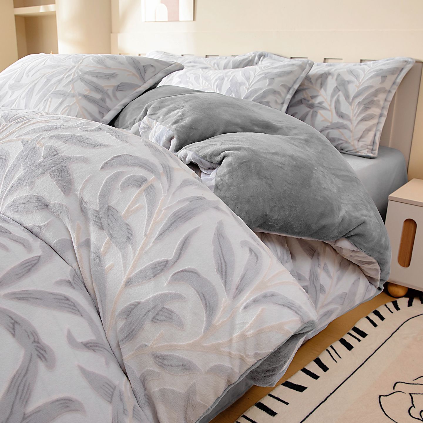 Leche de invierno cama de peluche de cuatro piezas con flange de coral tallado sábanas de peluche de invierno de tres piezas