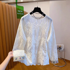 新中国式の長袖レースの小さいシャツの女性の春秋の新型の国風の刺繍の上着の中で長いタイプのお腹を隠して底のシャツを打ちます。