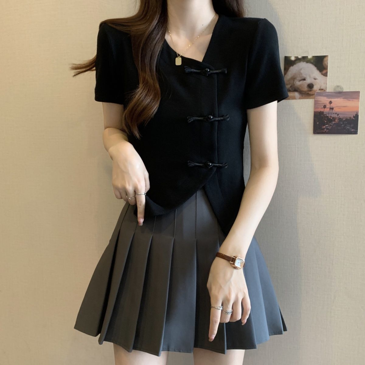 Nueva camiseta de manga corta con hebilla de disco de estilo chino irregular para mujer verano 2024 nuevo estilo delgado y delgado top de estilo nacional con cuello en V para mujer