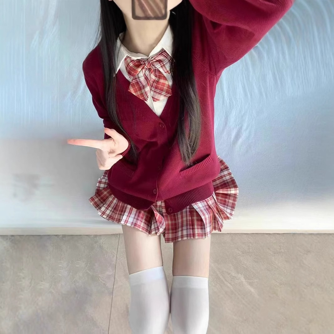 셔츠 + 나비넥타이 + 아마란스 스커트 + 레드 가디건