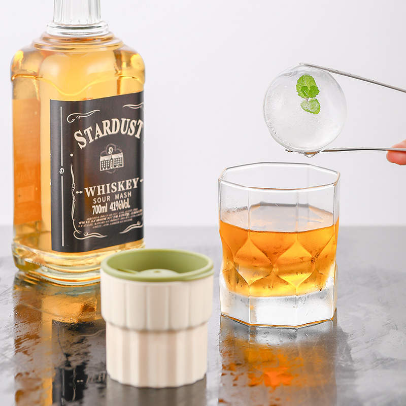 Whiskey Silicone Ice Ball Mold Food-Grade Round Ice Tray for Home and Bar Use with Lid Portable Ice Tray Ice Ball Mold