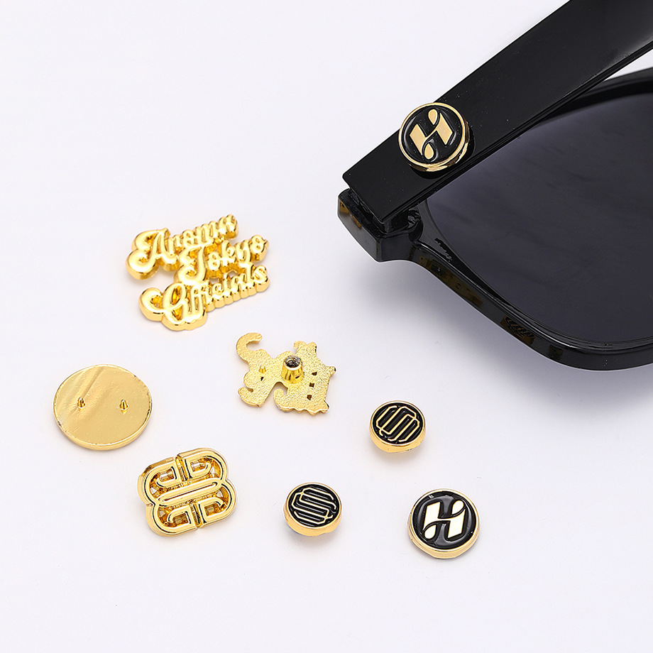 批发标牌锌合金金属眼镜铭牌 可定logo背面柱子粘贴电镀高档标牌