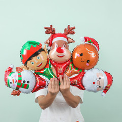 新しいクリスマスの手の棒は風船の老人の雪だるまのヘラジカを持って棒のアルミニウム膜の異形の手を打って風船を持ちます。