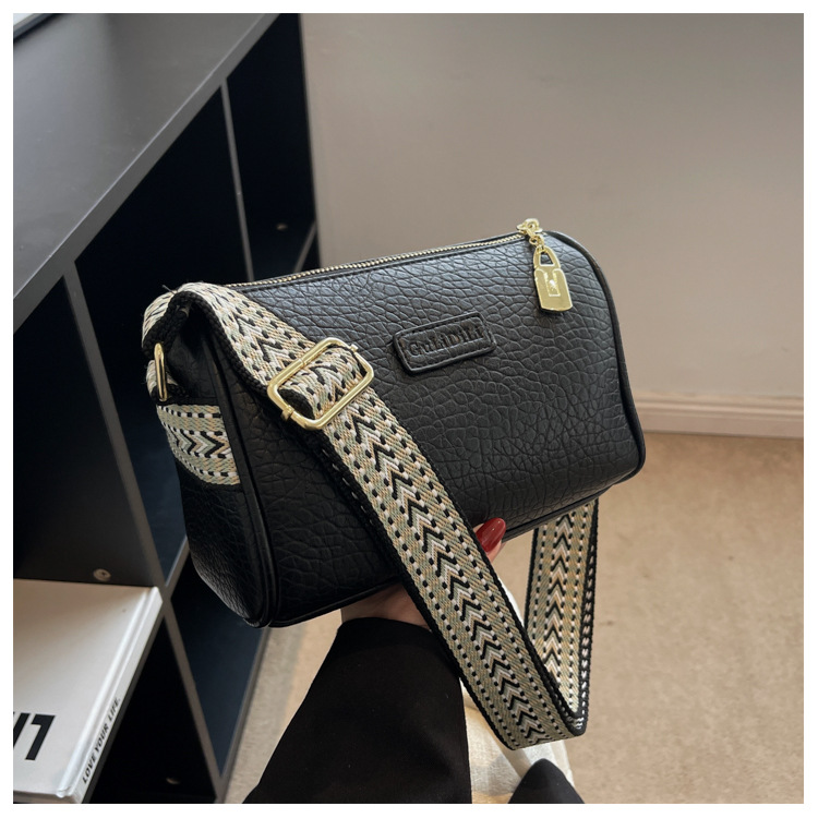 2024 Nuova borsa piccola popolare per le donne in autunno e inverno, borsa a tracolla a banda larga alla moda versatile, borsa a cuscino rossa Internet_voghion.com