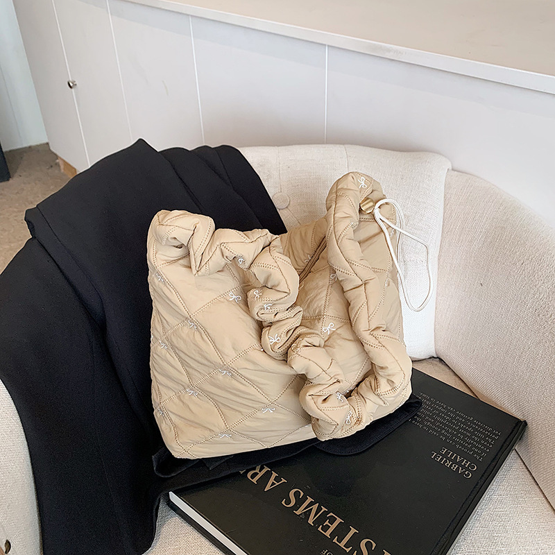 Otoño y invierno de gran capacidad para mujeres 2024 nuevo diseño de arco de bordado ligero de hombro mochila de viaje bolsa