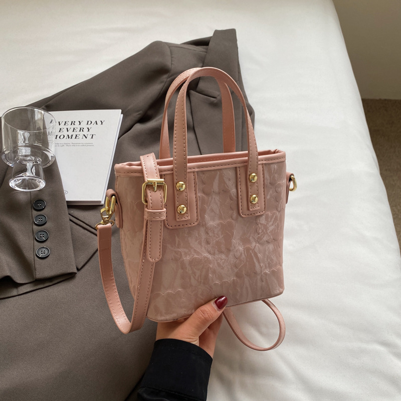 Bolsa de cubo de mano de moda coreana para mujeres primavera y verano 2024 nuevo nicho casual de moda universal mochila de hombro