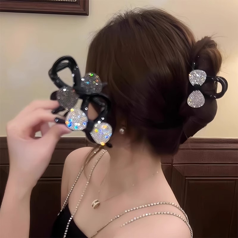 Capacious crab pin with bow