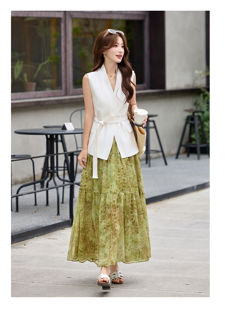 Bộ váy hai mảnh gồm áo vest không tay cổ V và chân váy midi họa tiết hoa, phong cách kỳ nghỉ — màu trắng, màu kaki, màu cà phê chi tiết 15