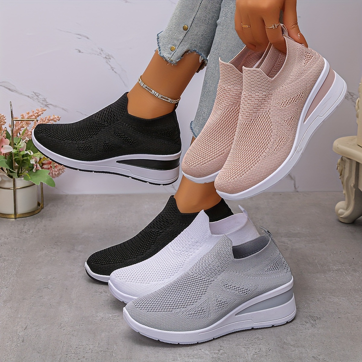 Women's Slip-On Sneakers Are Comfortable and Stylish, Suitable for Everyday Wear, with a Trendy Design and All-Day Comfort