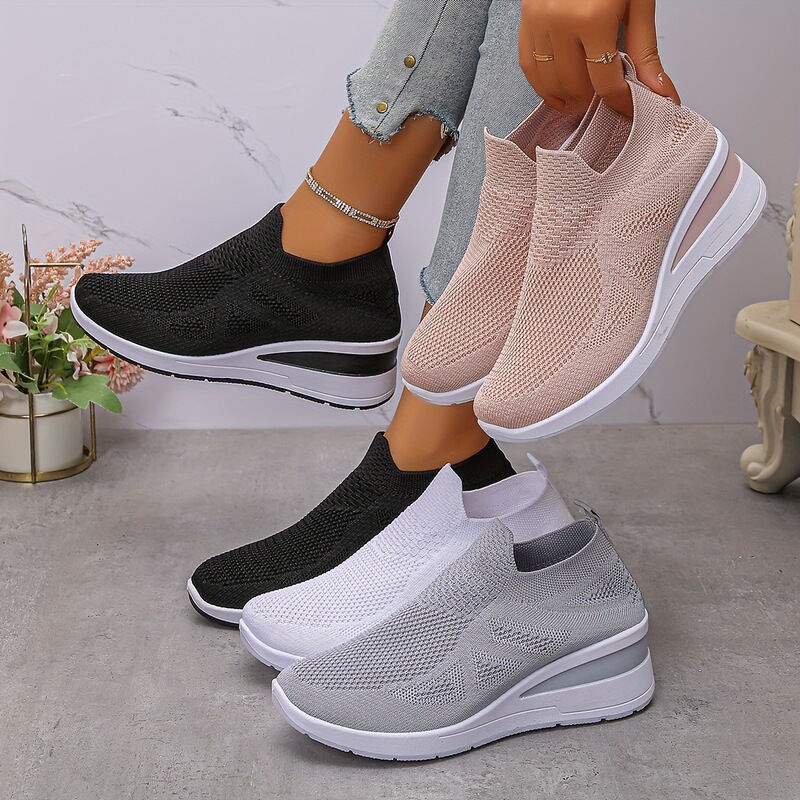 Women's Slip-On Sneakers Are Comfortable and Stylish, Suitable for Everyday Wear, with a Trendy Design and All-Day Comfort