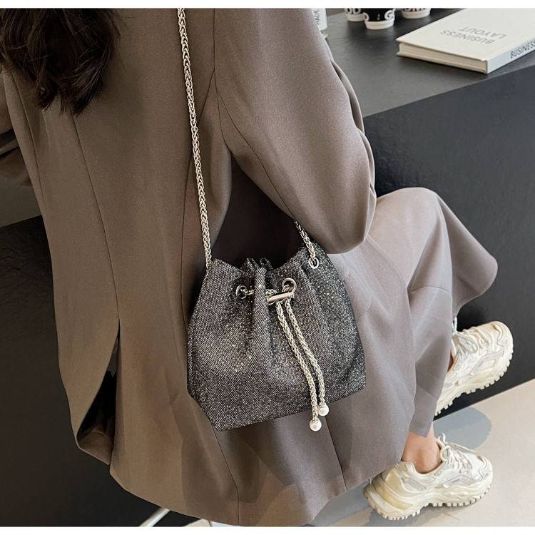 2024 Borsa a tracolla piccola con catena a secchiello versatile e alla moda con alta qualità e nuova borsa a tracolla unica e popolare_voghion.com