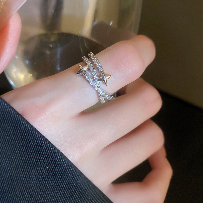 レトロな円形の緑松石の開口指輪の宮廷風の大衆の設計のファッション的な指輪の軽い贅沢な高級感の食指の指輪