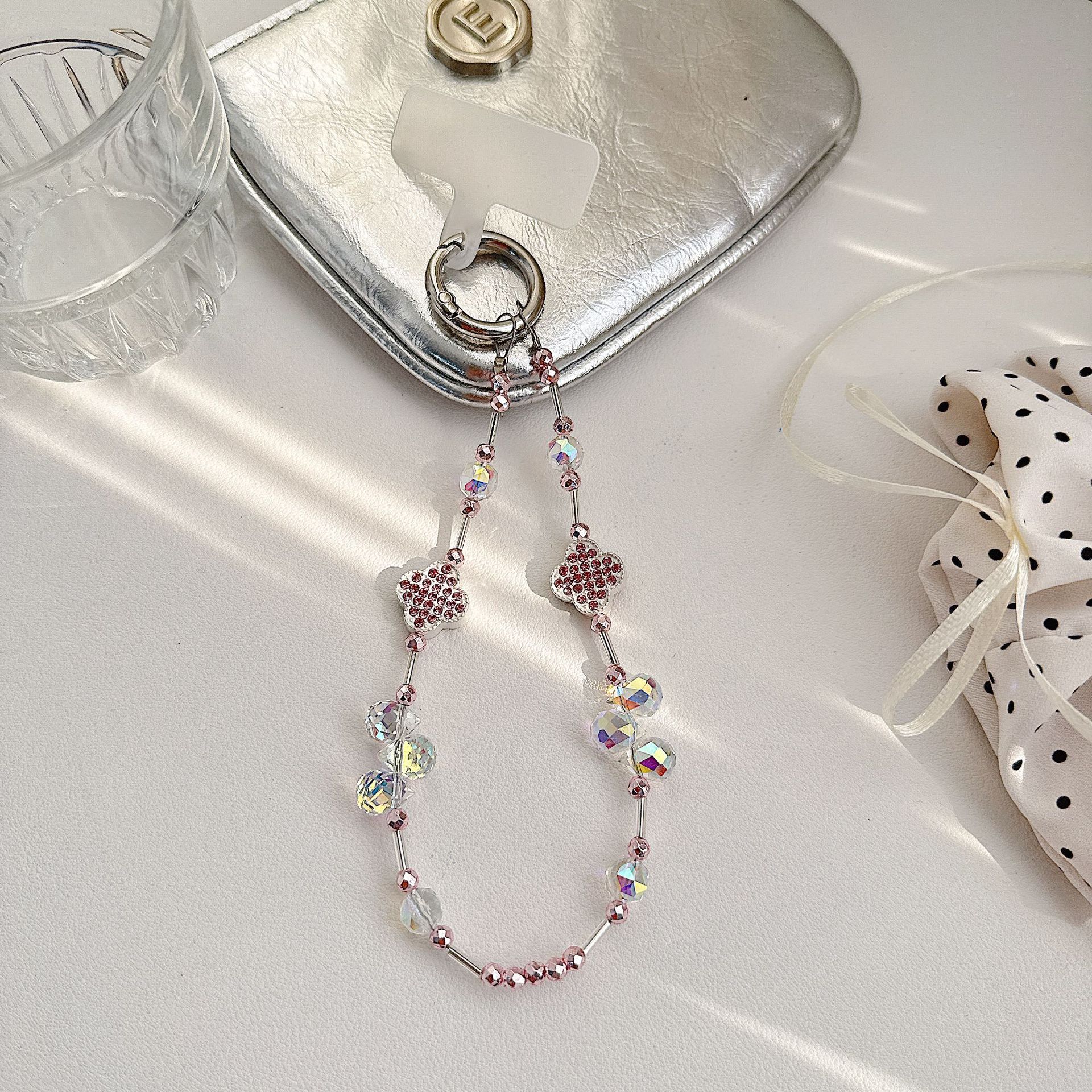 Cadena de teléfono móvil de alta gama hecha a mano boutique, cadena de muñeca de trébol de cuatro hojas de diamantes de lujo femenino, cadena de teléfono móvil de moda, sección corta