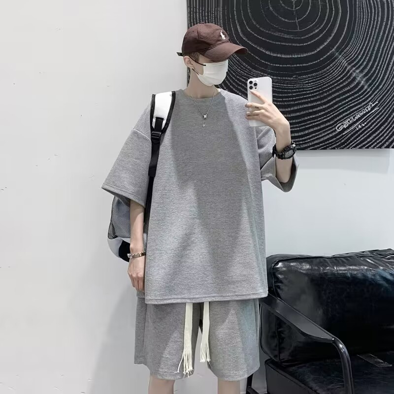 半袖スーツ男性夏insファッション学生レジャースポーツは半袖パンツの薄い男性服を着ている|undefined