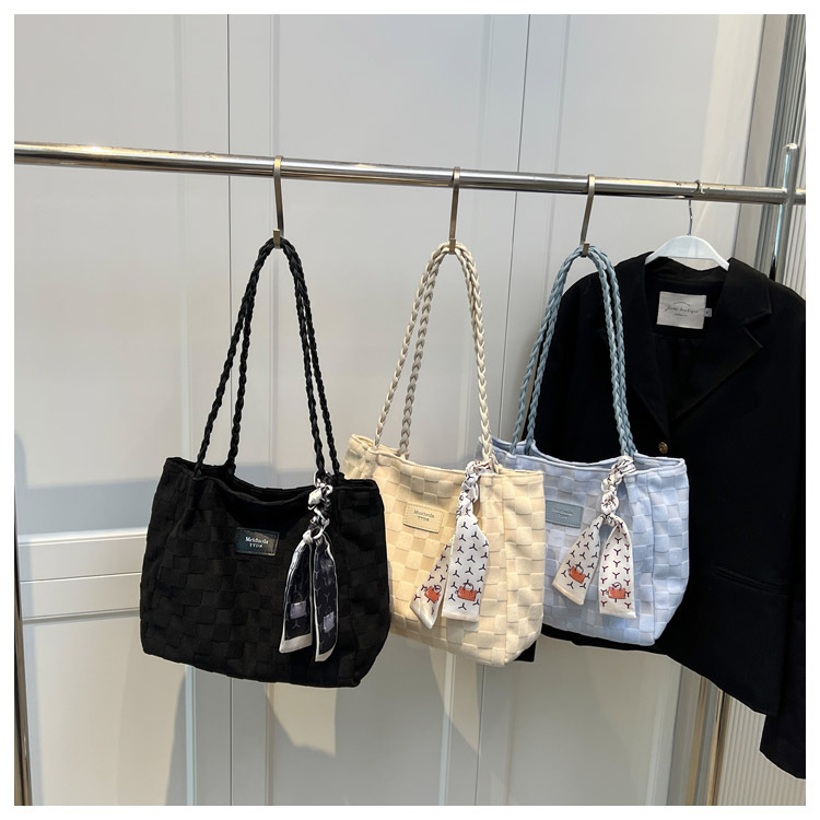 Large-capacity commuter tote bag 2023 new summer fashion large bag, women's checkered high-end and stylish single-shoulder bag full figure