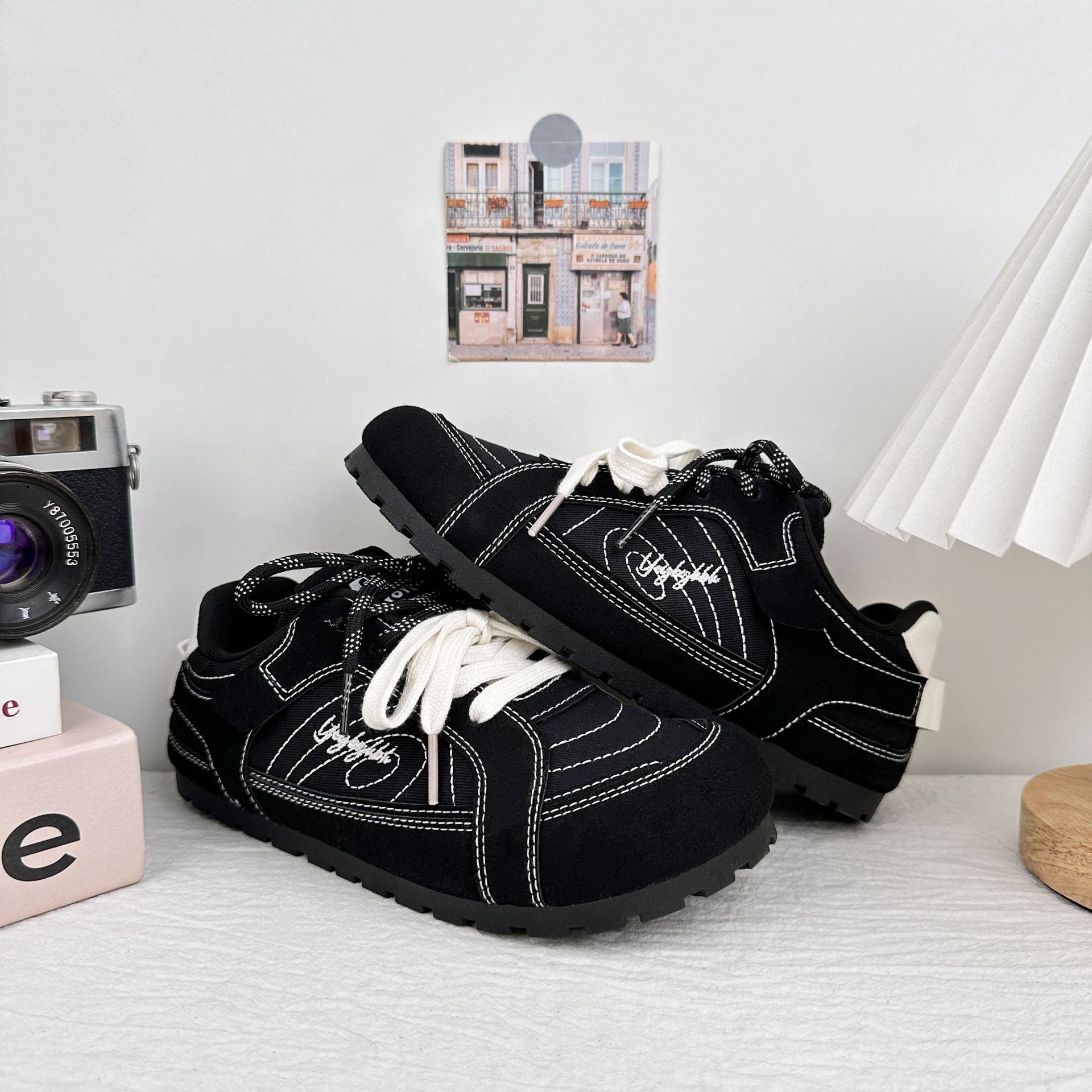 Zapatos de entrenamiento de niñas de verano de 2025 nuevos modelos de explosión con falda casual zapatos de skate pequeños zapatos blancos