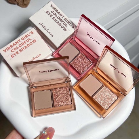 Pinkyfocus Vitality Girl Sombra de ojos de color bicolor nacarado gris mate rosa sosteniendo maquillaje para colorear paleta de sombras de ojos para mujer