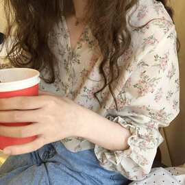 鬼马少女系清新碎花衬衫女春装气质简约v领喇叭袖锁骨上衣