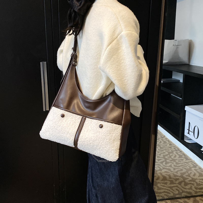 Otoño y invierno color de cordero bolso especial para mujeres 2025 nuevo estilo de moda bolso de hombro para viajes versátil bolso de mochila